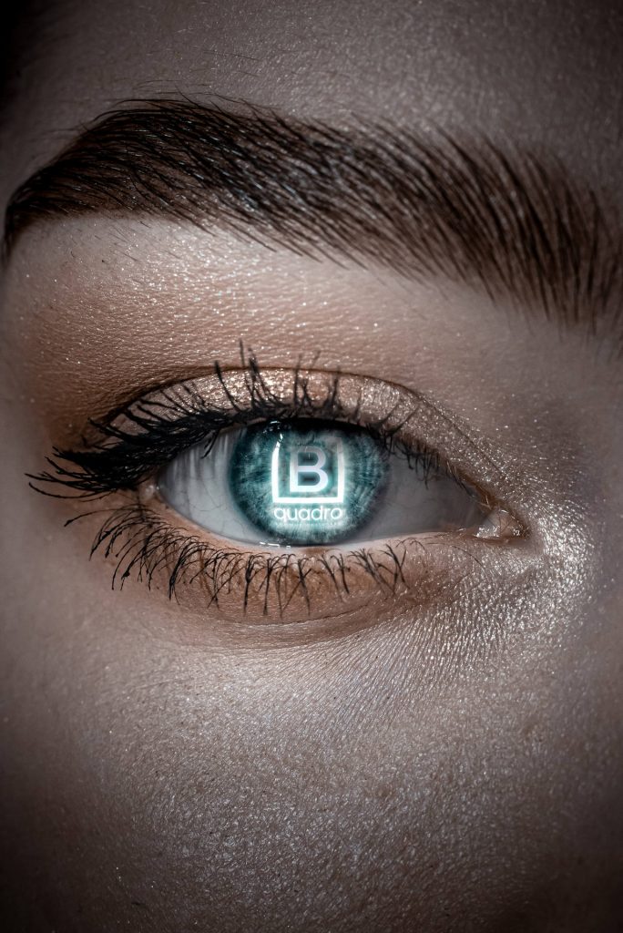 logo-bquadro-agency-agenzia-di-comunicazione-e-marketing-riflesso-in-occhio-femminile
